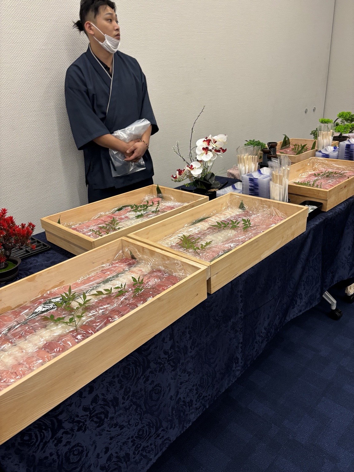 会場に並ぶ寿司桶とケータリングの準備