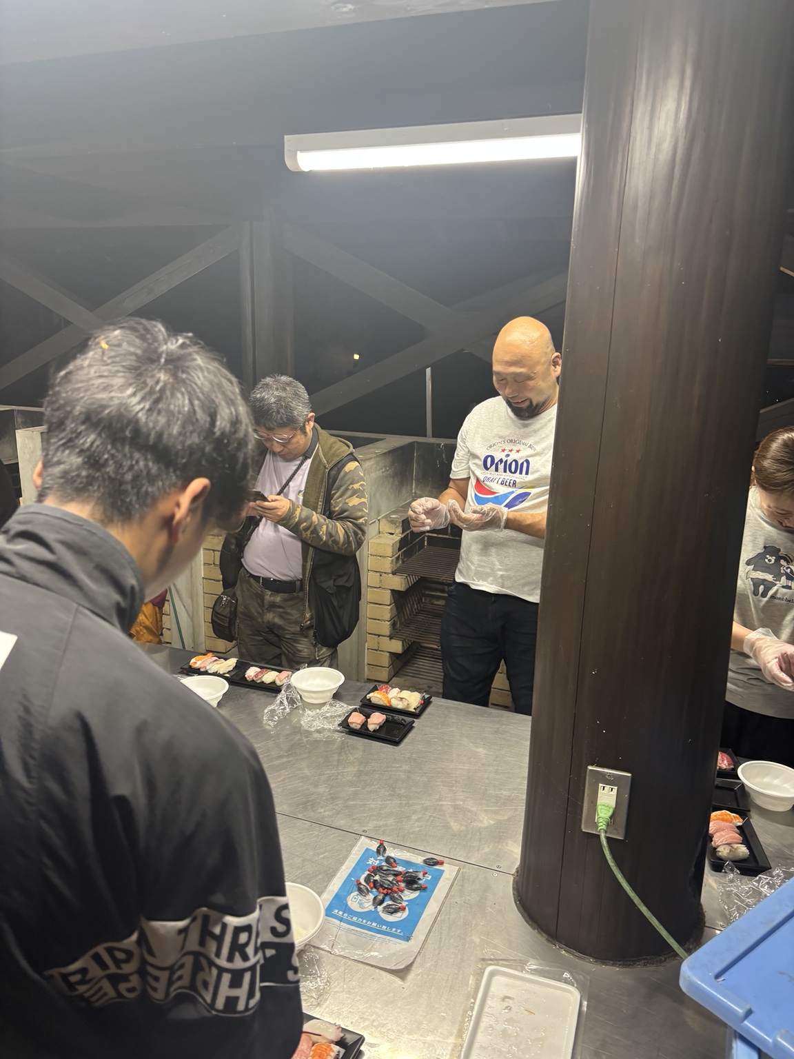 一貫ずつ、手元を見ながら形にしていきます。